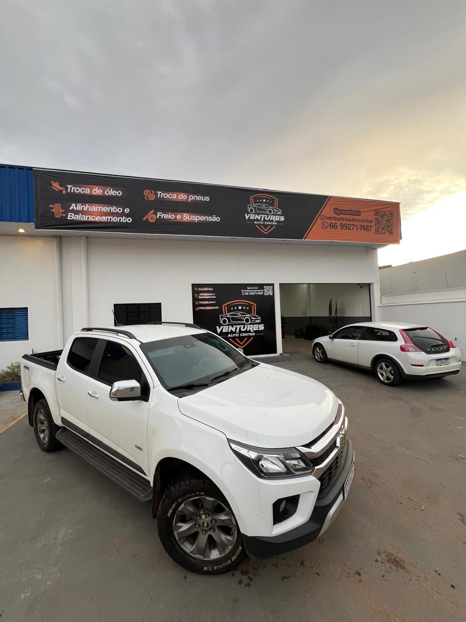 Mecânico inspecionando motor de alta performance